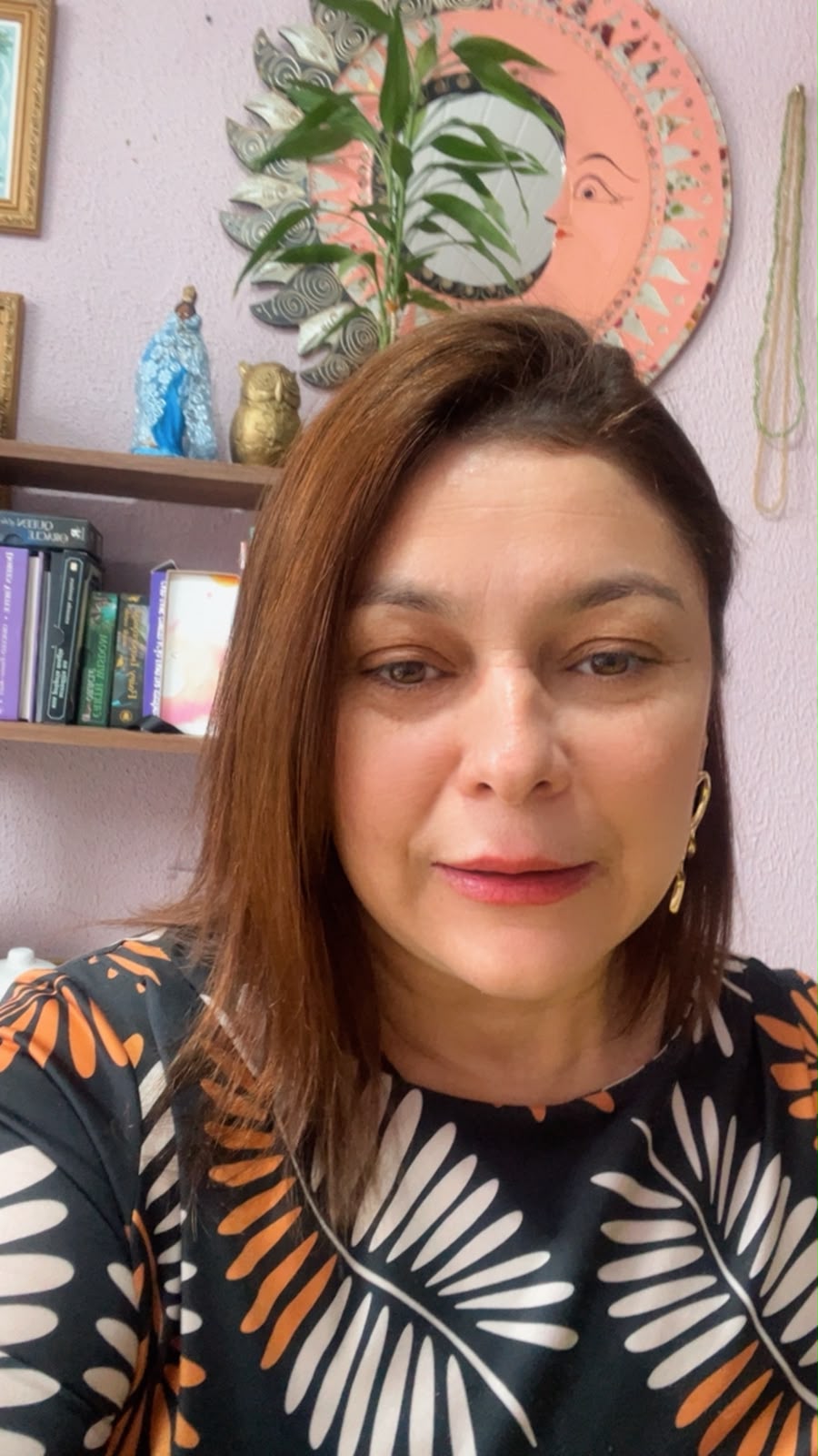 Ellis Laurentino, terapeuta holística, sorrindo em seu espaço de atendimento